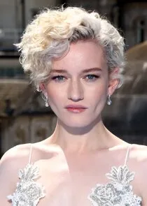 Julia Garner